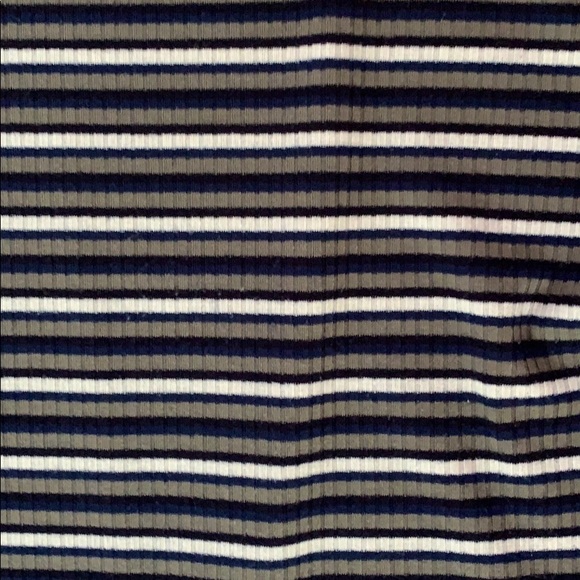 Short sleeve dress (not super tight, bit loose) - Picture 3 of 4